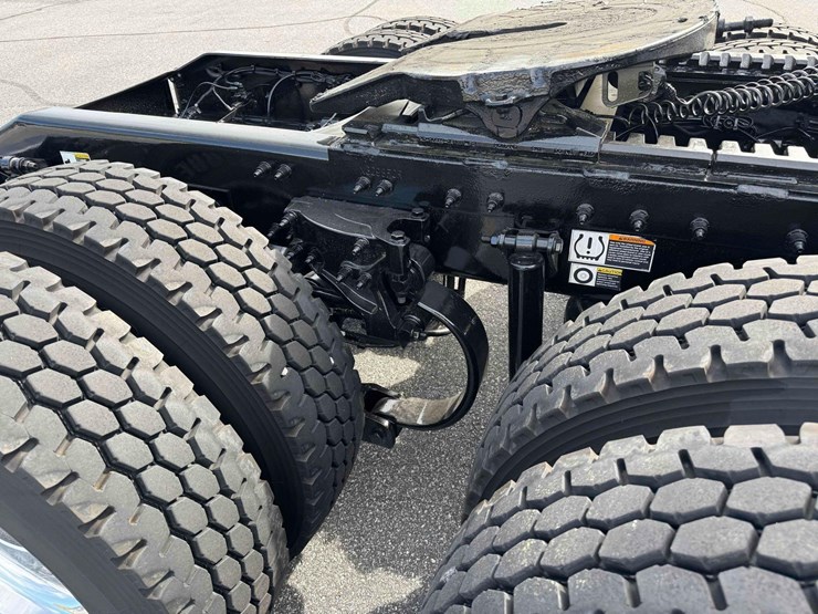 2023-peterbilt-579-image-8