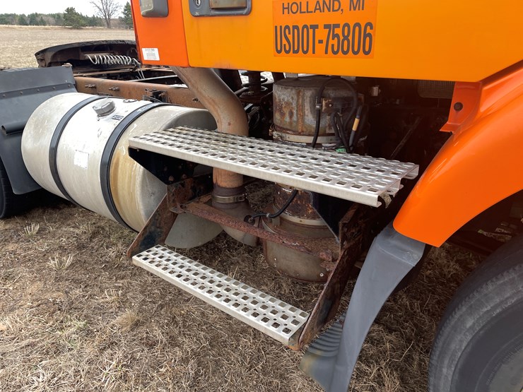 #121-•-2009-volvo-day-cab-semi-tractor-(has-wi-title)-image-21