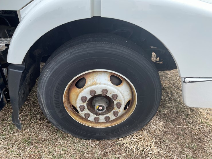 #116-•-2018-volvo-single-axle-day-cab-semi-tractor-(has-wi-title)-image-15