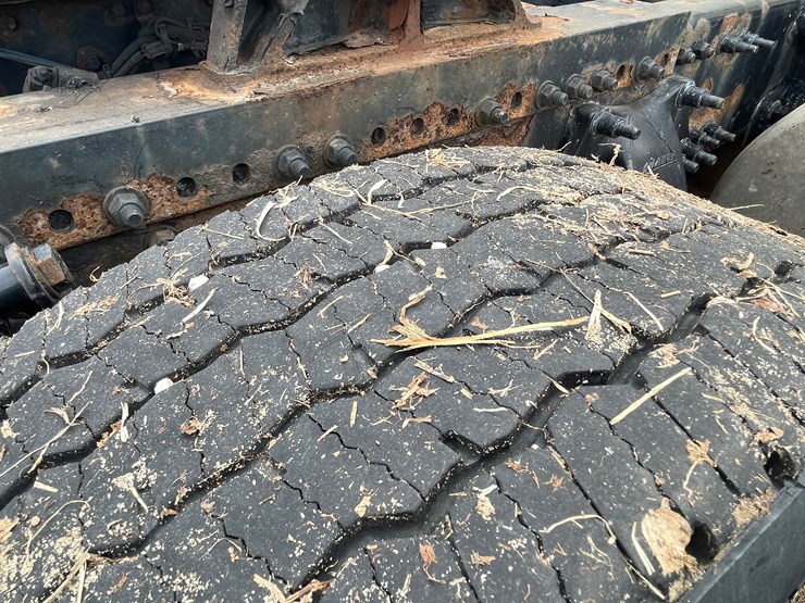 #113-•-2017-freightliner-single-axle-day-cab-semi-tractor-(has-wi-title)-image-29