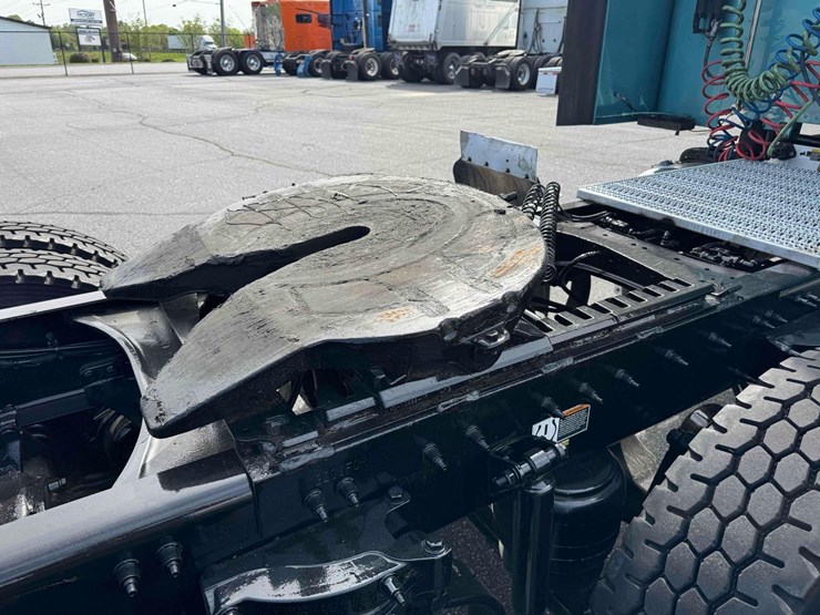 2023-peterbilt-579-image-9