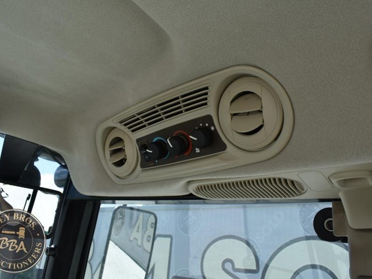 2014-john-deere-6140d-image-46