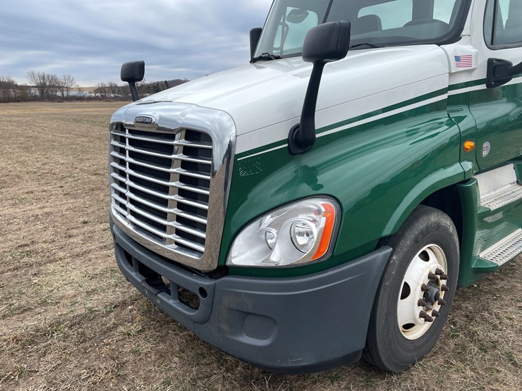 #114-•-2017-freightliner-single-axle-day-cab-semi-tractor-(has-wi-title)-image-12
