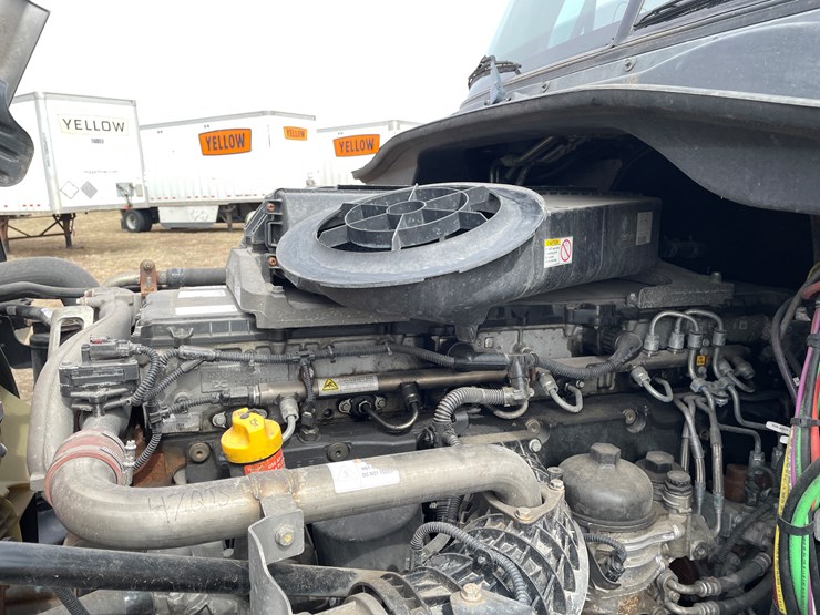 #104-•-2016-freightliner-cascade-evolution-sleeper-cab-semi-tractor-(has-wi-title)-image-45