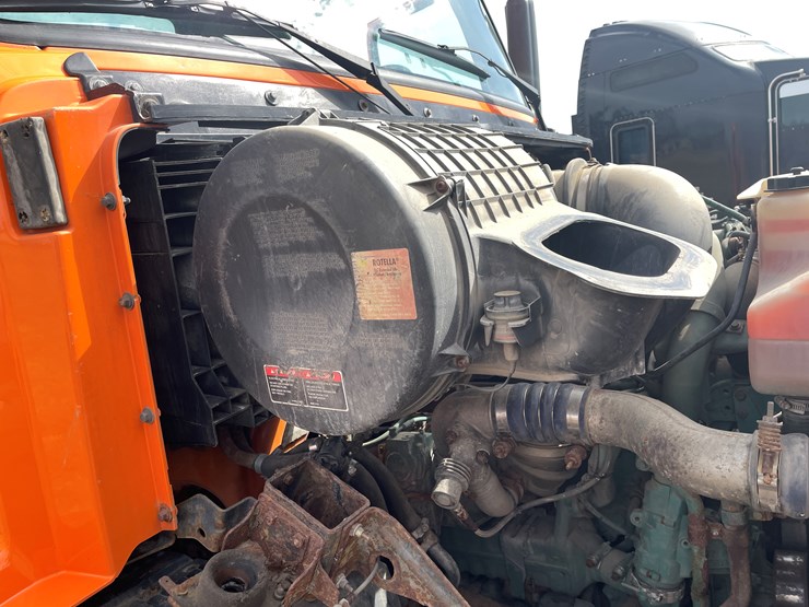 #121-•-2009-volvo-day-cab-semi-tractor-(has-wi-title)-image-69