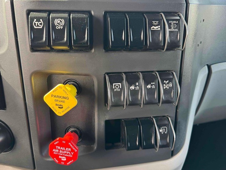 2023-peterbilt-579-image-26