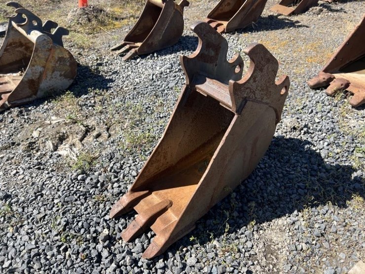 kubota-12"-dig-bucket-image-1