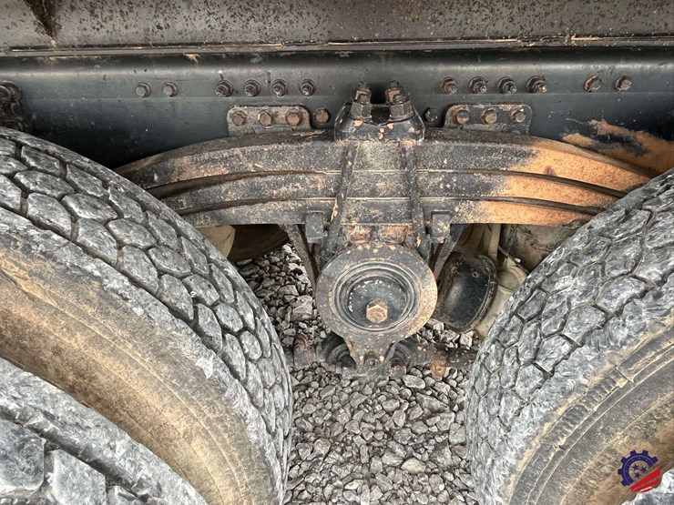 2011-volvo-truck-vhd-tri-axle-dump-truck-image-31