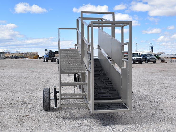 #1084-•-new-circle-t-portable-loading-chute-with-catwalk-image-3