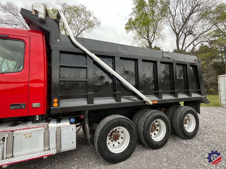 2011-volvo-truck-vhd-tri-axle-dump-truck-image-26