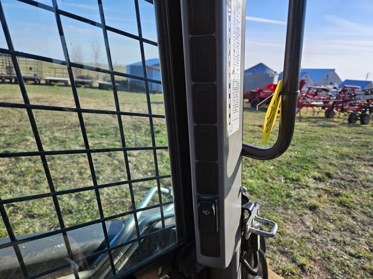 new-holland-l218-image-28