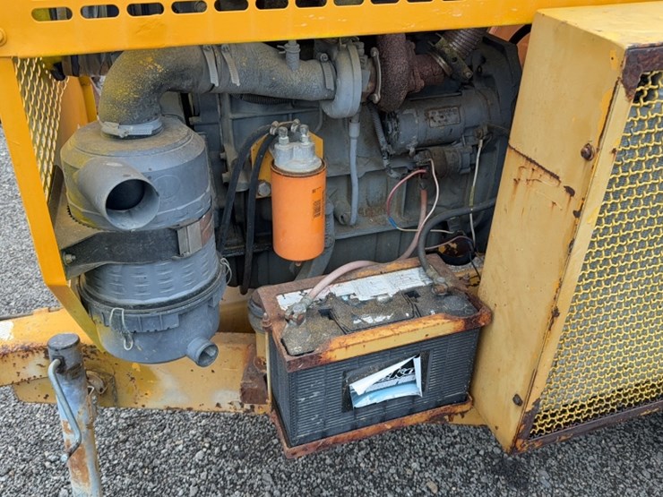 #2098-•-mayco-st45-towable-concrete-pump-image-12