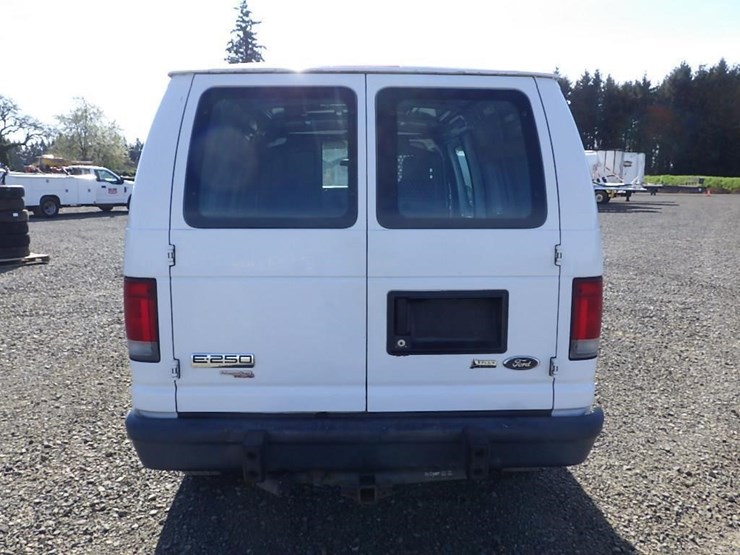 2013-ford-cargo-image-6