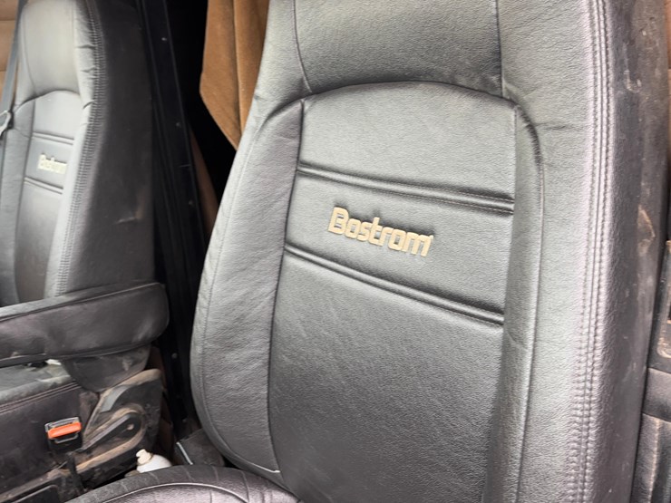 1991-peterbilt-379-sleeper-image-8