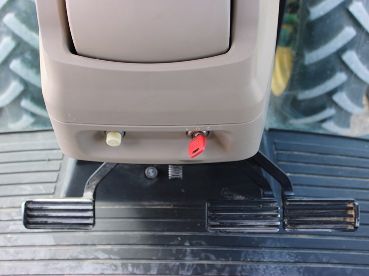 2012-john-deere-8270r-image-44