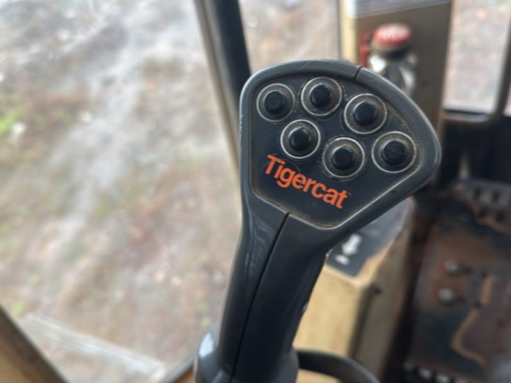 2010-tigercat-lx822c-image-43