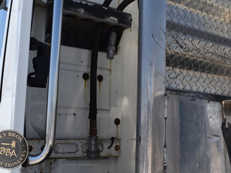 1999-volvo-vnl64t300-image-21