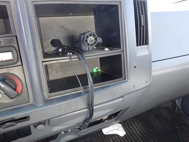 2010-isuzu-npr-image-28