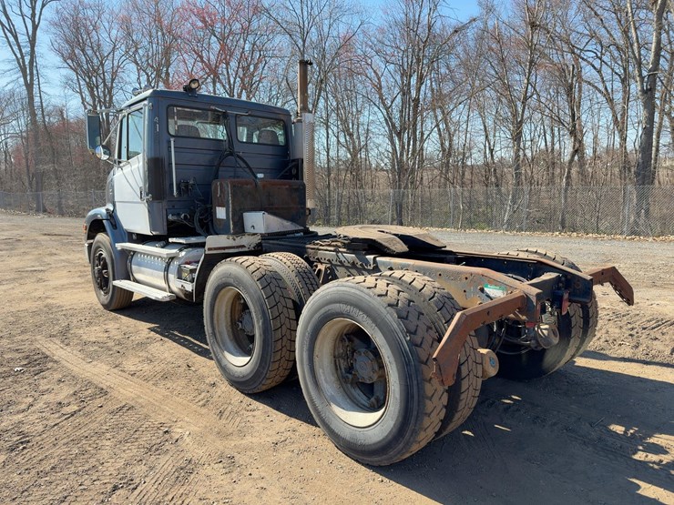 1999-freightliner-fl112-image-3