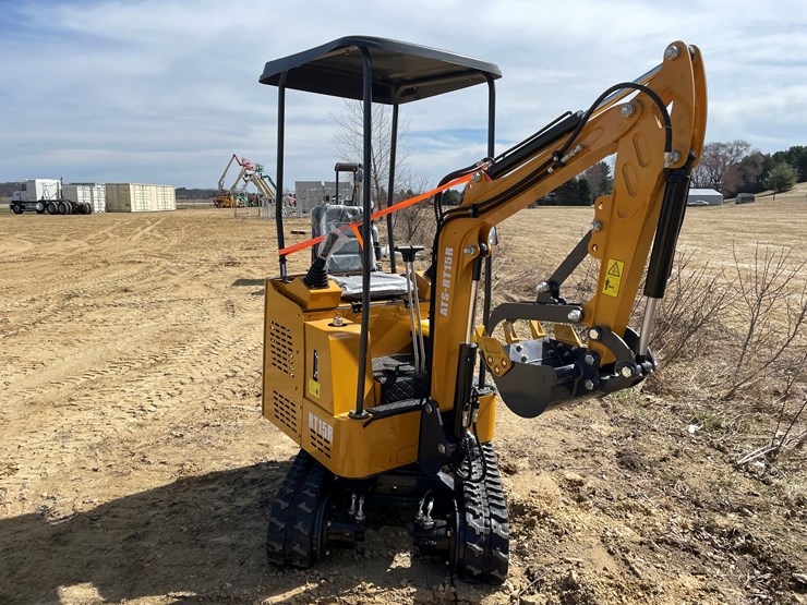 #901-•-new-land-hero-me18-mini-excavator-image-2