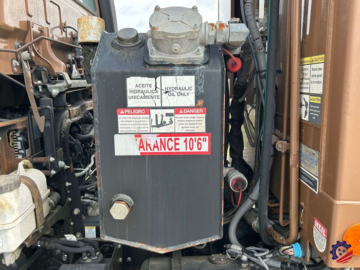 2013-ud-ud3300-s/a-garbage-truck-image-36