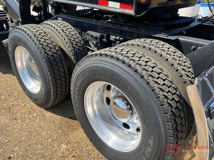 2015-peterbilt-389-image-47