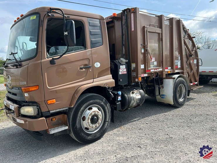 2013-ud-ud3300-s/a-garbage-truck-image-1