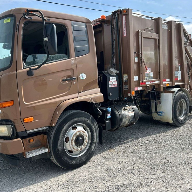 2013 UD UD3300 S/A Garbage Truck