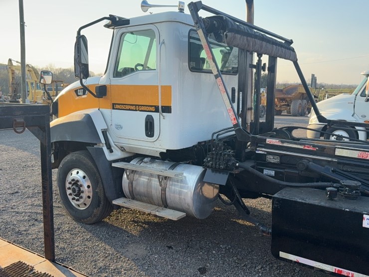 2013-caterpillar-ct660-image-11