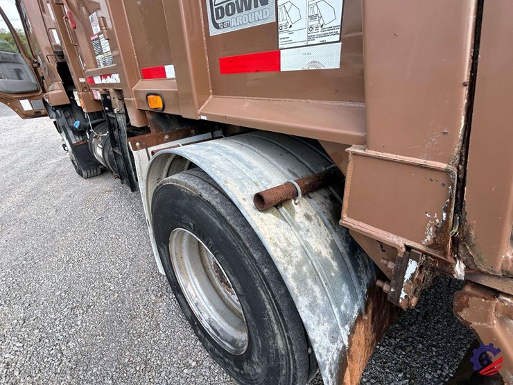 2013-ud-ud3300-s/a-garbage-truck-image-51