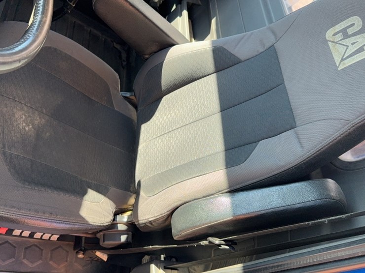 2016-caterpillar-ct660-image-13