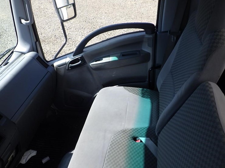 2010-isuzu-npr-image-29