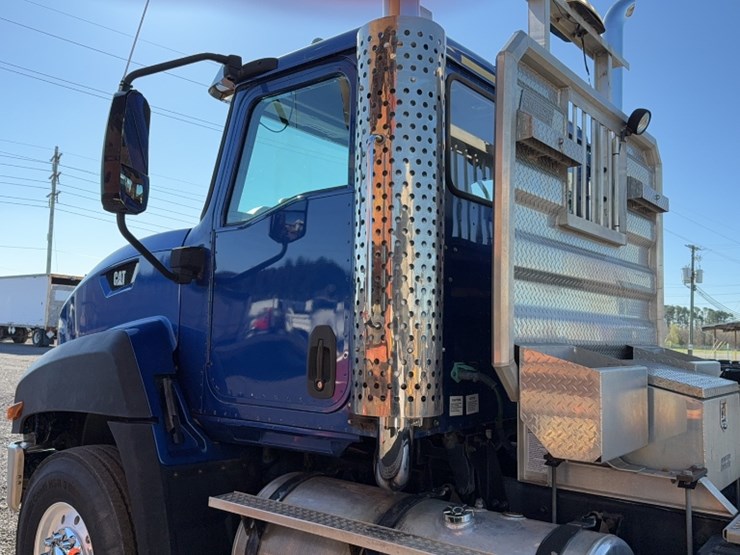 2016-caterpillar-ct660-image-10