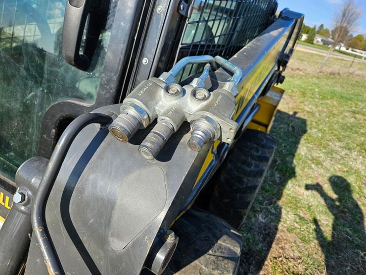 new-holland-l218-image-11