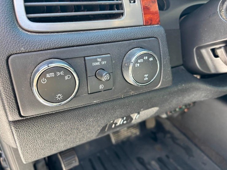 2009-chevrolet-suburban-image-16