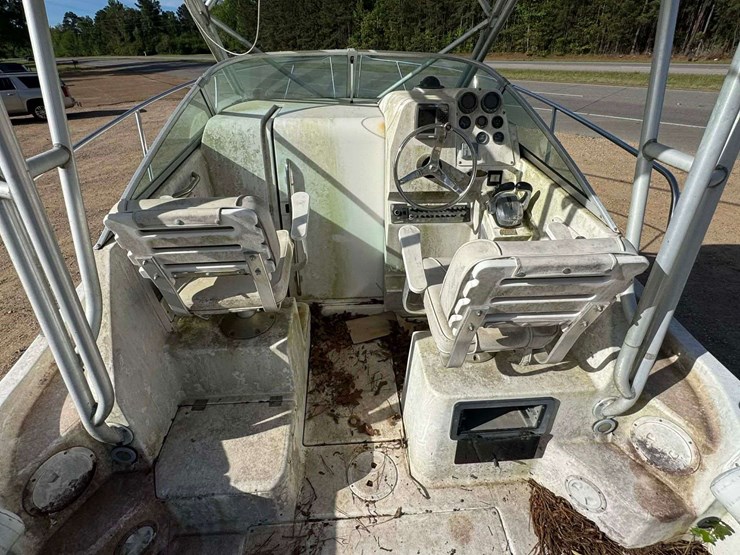 robalo-2240-walkaround-yacht-boat-with-cabin-image-16