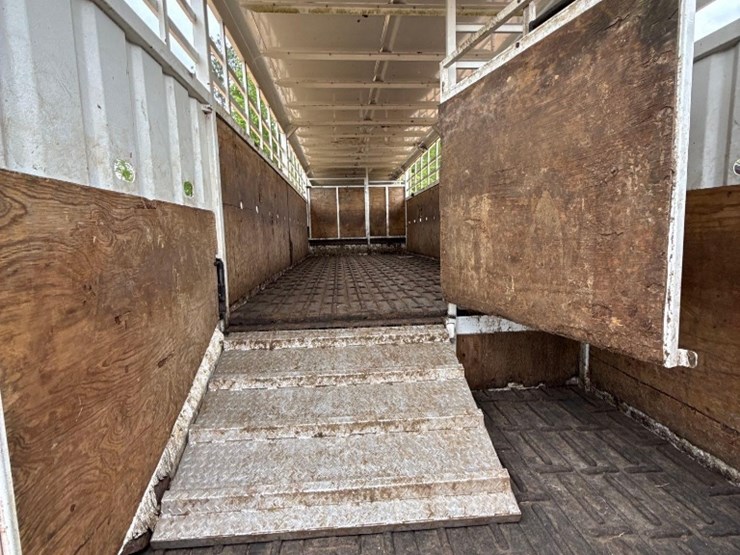 2016-neville-trailer-image-10