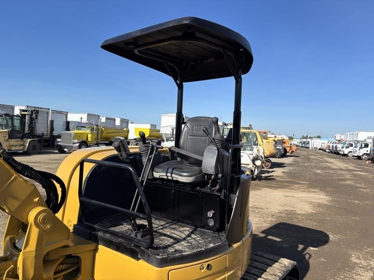 2015-caterpillar-305.5e2-cr-image-23