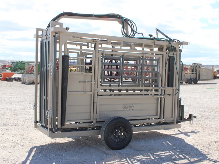 #1085-•-new-circle-t-portable-hydraulic-squeeze-chute-image-6