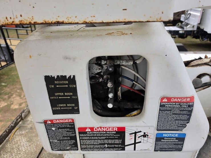 2001-freightliner-fl70-image-11