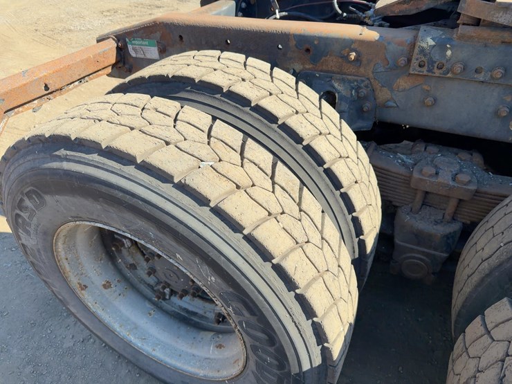 1999-freightliner-fl112-image-15