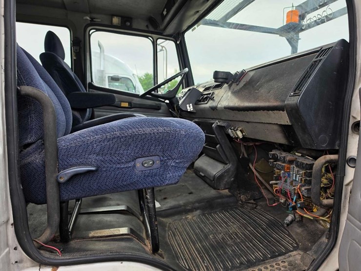 2001-freightliner-fl70-image-13