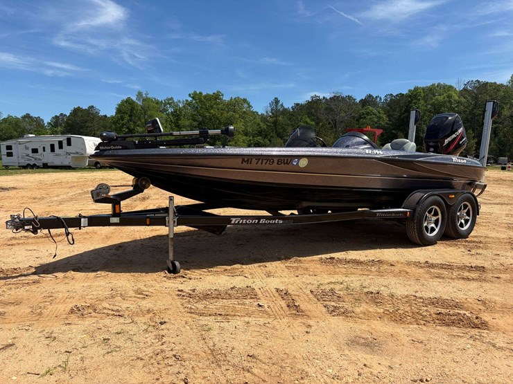 2005-triton-tr-196-w/-tandem-axle-boat-trailer-image-1