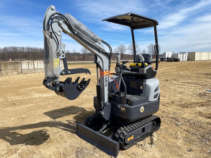 #902-•-new-land-hero-rt15r-mini-excavator-image-1