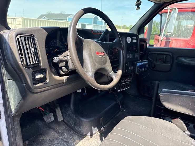 2009-gmc-5500-image-3