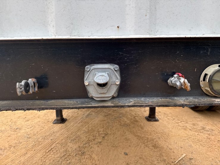 2016-neville-trailer-image-18