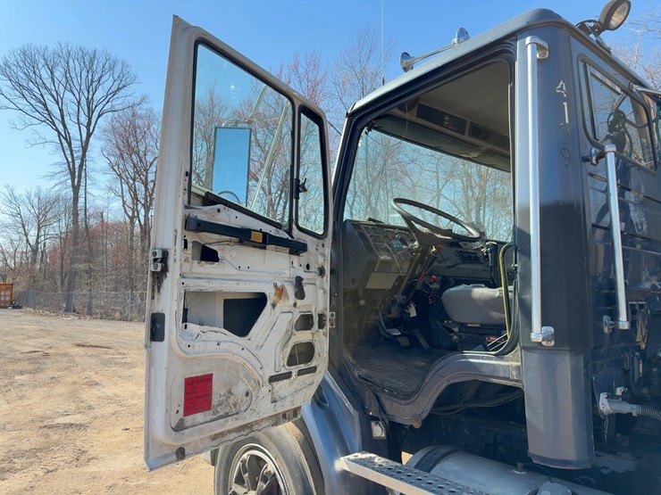 1999-freightliner-fl112-image-21