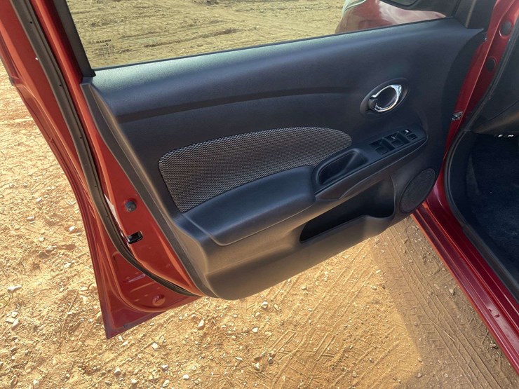 2019-nissan-versa-sv-4-door-sedan-(114,431-miles)-image-8