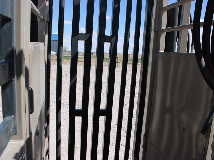 #1085-•-new-circle-t-portable-hydraulic-squeeze-chute-image-31