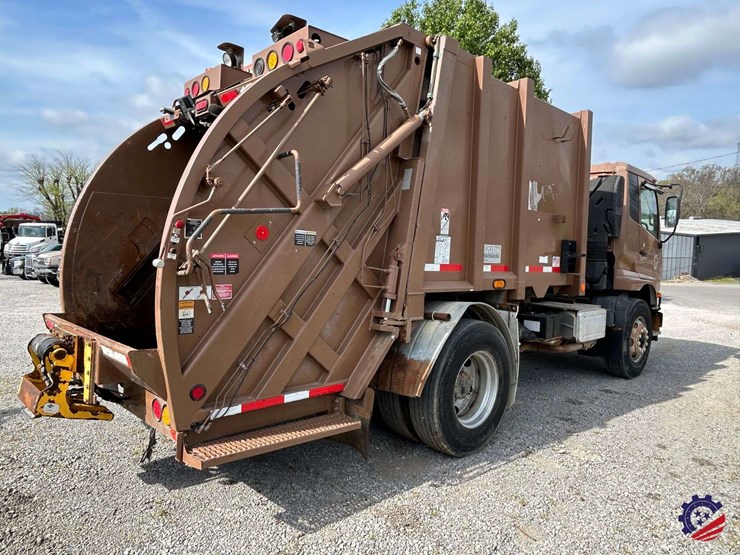 2013-ud-ud3300-s/a-garbage-truck-image-5